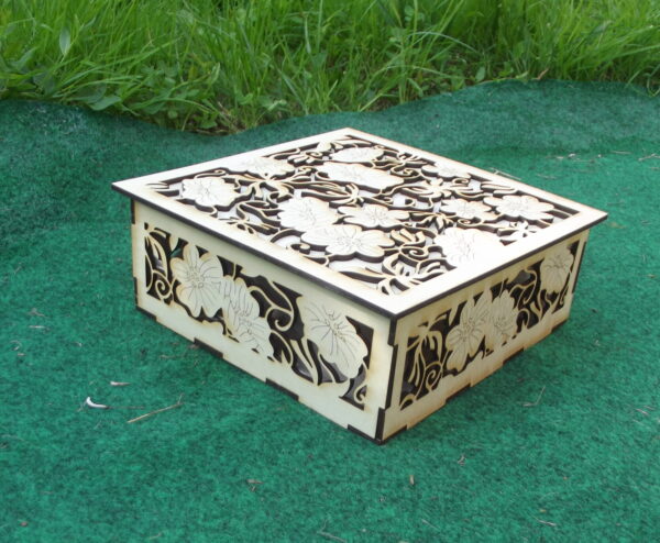 Boîte bois florale  – Gravée, artisanale et décorative