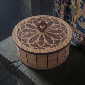 Boîte Artisanale en Hêtre et Noyer – Design "Rosace" et Poignée Cœur