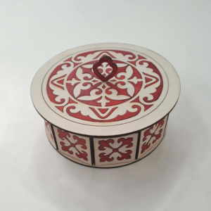 Boîte Artisanale "Ornement Royal" en Bois de Tilleul – Rouge & Blanc