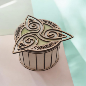 Boîte Artisanale "Triskel Émeraude" en Bois de Tilleul – Design Celte & Pastel
